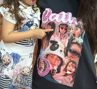 Criança apontando para a camisa personalizada com fotos dela